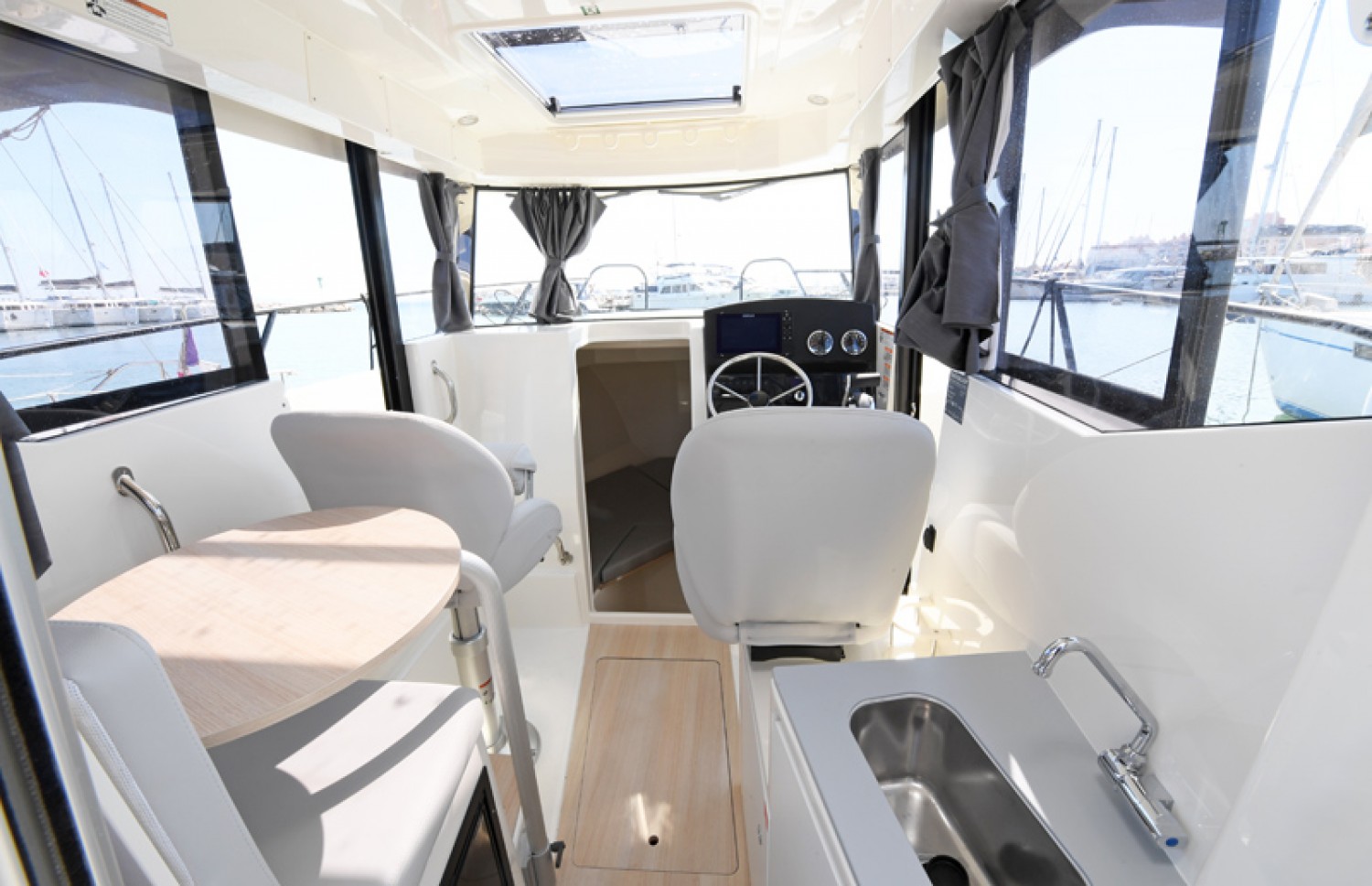 slider 5 Quicksilver Captur 805 Pilothouse